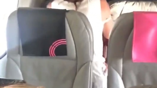 La pareja no tuvo líos en tener sexo en el vuelo.