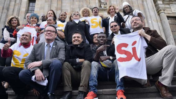 Actores, deportistas, escritores y otras celebridades participan en la campaña encabezada por el exalcalde Antanas Mockus para convocar a la gente a votar "sí " en el plebiscito de octubre. Foto Agencia AFP