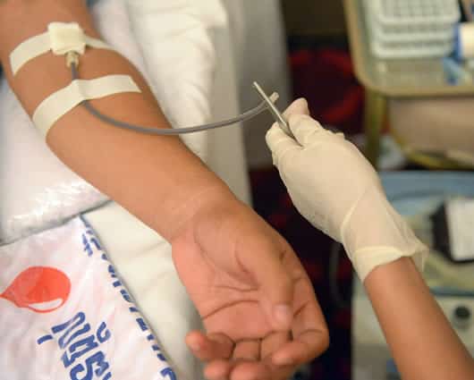 Para las autoridades es preocupante que la infección gane terreno entre la población joven. Foto: AFP.