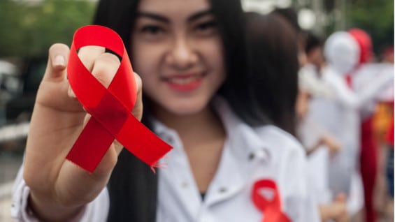 Con cintas rojas se celebra el Día Mundial de la Lucha contra el Sida. Foto: AFP