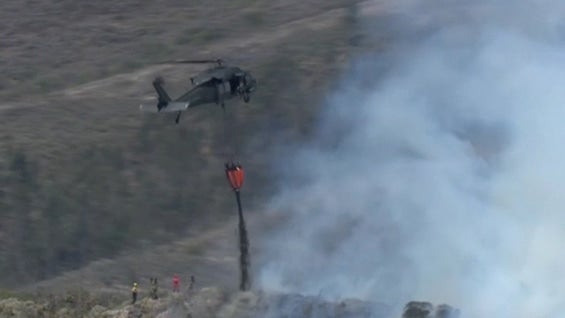 Un helicóptero Black Hawk descargó 28 mil litros de agua sobre los puntos de más difícil acceso para los bomberos y voluntarios. Foto Noticias RCN