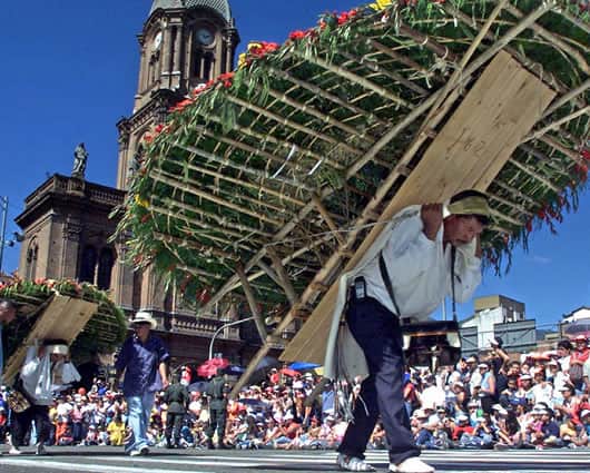 Cerca de 350 mil flores serán usadas para la elaboración de las estructuras. Foto: AFP