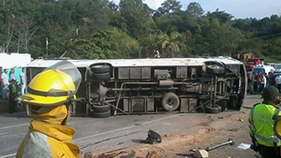 El conductor del bus tiene pase para manejar Transmilenio y solo tiene 22 años. Foto: @CRISTIANMEBE