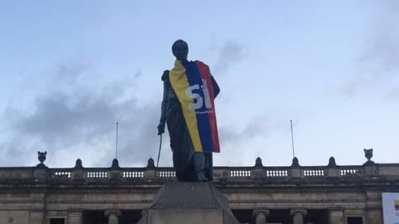 Estatua de Simón Bolívar en Bogotá. Foto: @PorColombiaSi