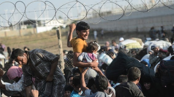 Pese a los retornos, muchos civiles siguen huyendo ilegalmente hacia Turquía. Foto: AFP