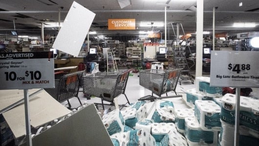 Daños presentados en un supermercado de Big Lots ubicado al norte de Los Ángeles, en California, tras el terremoto de magnitud 7.1 en Estados Unidos. Foto: Agencia EFE - NoticiasRCN.com