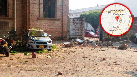 Así quedó un vehículo tras la caída de una de las cúpulas de la catedral de Barrancabermeja. Foto: tomada de Twitter.