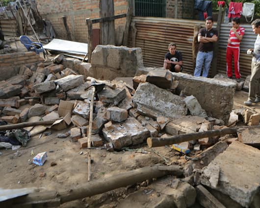 El sismo del jueves en la noche dejó varias viviendas averiadas. Foto: AFP