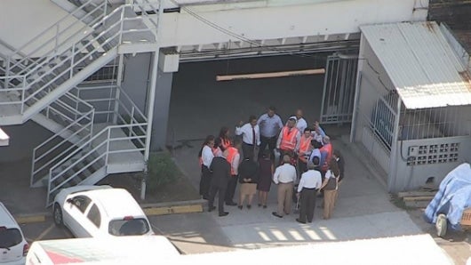 Un grupo de personas se reúne a las afueras de la sede de una entidad bancaria luego de ser evacuados tras el sismo que se registró en Ciudad de Panamá. Foto: EFE.