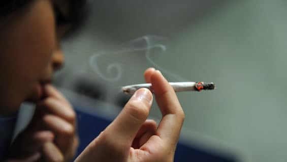 "Fumar provoca entre el 85 % y el 90 % de los cánceres de pulmón". AFP