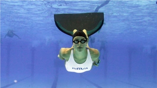 Gómez Uribe es la primera mujer colombiana en nadar 150 metros debajo del agua en una disciplina conocida como Apnea Dinámica. Foto: Oficial