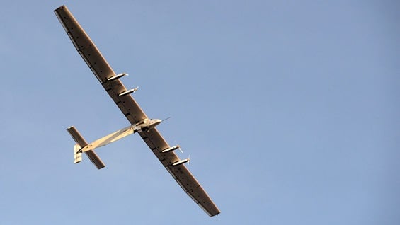 El Solar Impulse 2 tuvo que interrumpir su vuelo entre Nankín (China) y Hawái a causa del mal tiempo y se posó en Japón en la madrugada del 2 de junio. Foto: AFP.