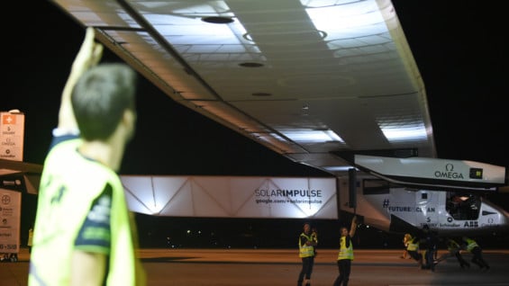 La salida del avión impulsado por energía solar, que aspira a dar la vuelta al mundo, estaba inicialmente prevista el miércoles. Foto: AFP