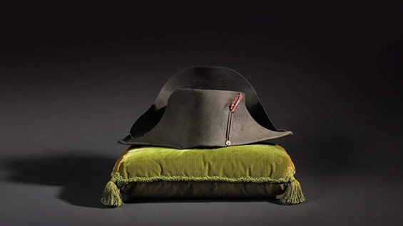 El coreano T.K. Lee presentó la oferta más alta por el sombrero. Foto: EFE.