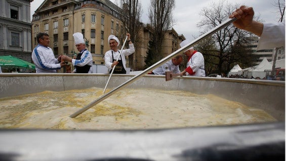 1.000 kilos de carne de pollo, 200 kilos de zanahoria y 15 kilos de quingombó fueron necesarios. Foto: AP