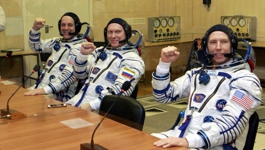 Foto: Los astronautas de la NASA Richard Arnold (izq) y Andrew Feustel (dcha) y el cosmonauta ruso Oleg Artemyev (c) posan para la foto antes del despegue de la nave rusa Soyuz MS-08 en Kazajistán - EFE