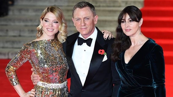 El actor británico Daniel Craig y sus colegas, la italiana Mónica Bellucci (d), y la francesa Lea Seydoux. Foto: EFE.