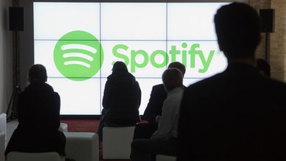 La firma proveerá entonces los podcasts y otras producciones de sus socios de prensa. Foto: AFP