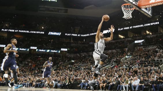 Tim Duncan, de los San Antonio Spurs, consigue una espectacular canasta en el juego ante los Grizzlies de Memphis. Foto Agencia AFP