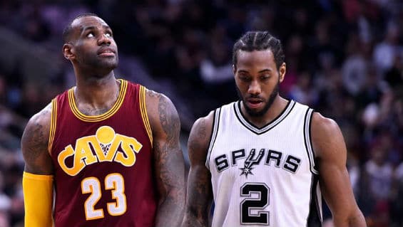 Lebron James (i) de Cleveland Cavaliers camina junto a Kawhi Leonard (d) de San Antonio Spurs. Foto Agencia EFE