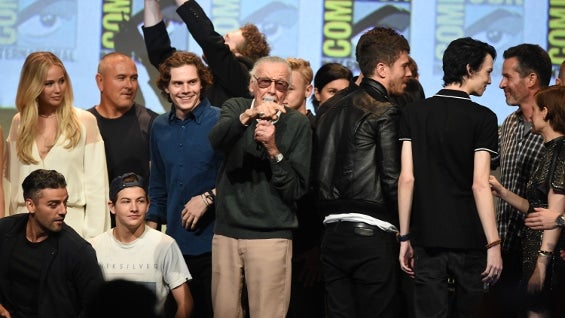 El elenco de la película con Stan Lee, el creador de los cómics de X-Men. Foto: AFP