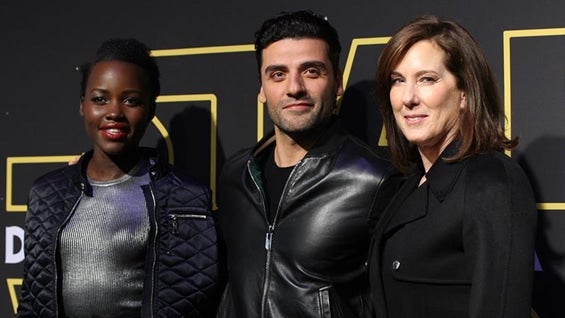 Lupita Nyong'o, Oscar Isaac y Kathleen Kennedy. Foto: EFE.