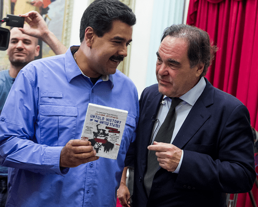 Oliver Stone le regaló a Nicolás Maduro una copia de 'La historia no contada de Estados Unidos'. Foto: EFE