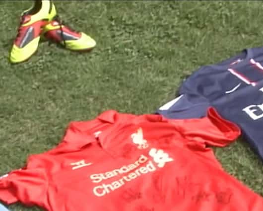 Joven subastará colección de camisetas de fútbol y guayos para ayudar a niño enfermo.