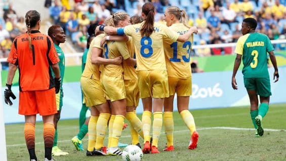 Las jugadoras suecas celebran tras anotar el 1-0 ante Sudáfrica en el torneo de fútbol de los Juegos Olímpicos. Foto Agencia EFE