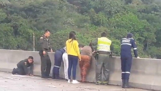 Policías lamentan el suicidio de una mujer que se lanzó con su hijo en brazos desde un puente en Ibagué, Tolima. Imágenes cortesía: Ondas de Ibagué.