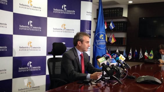 Pablo Felipe Robledo, superintendente de Industria y Comercio en rueda de prensa. Foto: Oficial