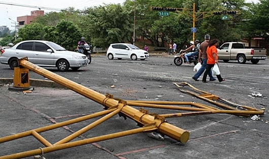 Los habitantes de San Cristóbal levantan barricadas como protesta contra el Gobierno. Foto: EFE