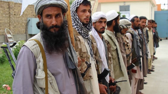 Talibanes antes de entregar las armas a las autoridades. Foto: Archivo AFP