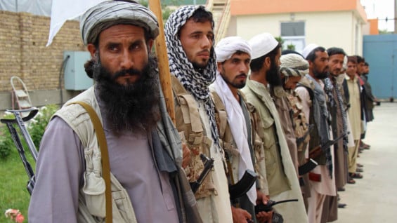 Entrega de armas de talibanes afganos. Foto: AFP