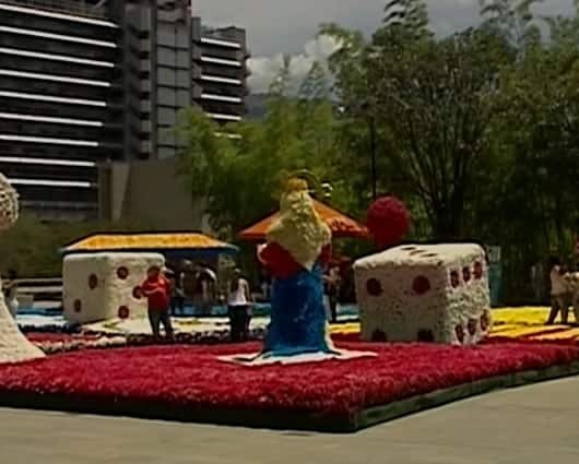 Las flores más destacadas del gigantesco tapete fueron las margaritas y el pompón.