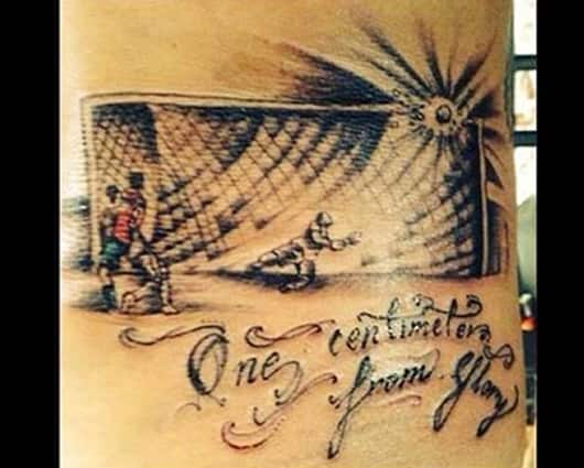 "A un centímetro de la gloria" es la frase que acompaña la imagen. Foto: Tatoo Rockers