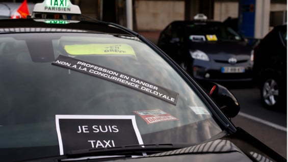 Protesta de taxistas a las afueras de París. Foto: AFP