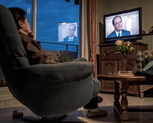 Los adultos que ven televisión durante tres horas o más al día pueden tener el doble de riesgo de muerte prematura. Foto: AFP
