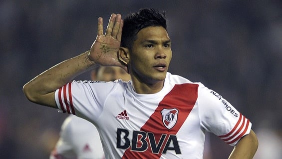 'El niño de Barranquilla' pone a vibrar con sus goles el Monumental de River Plate. Foto: AFP.