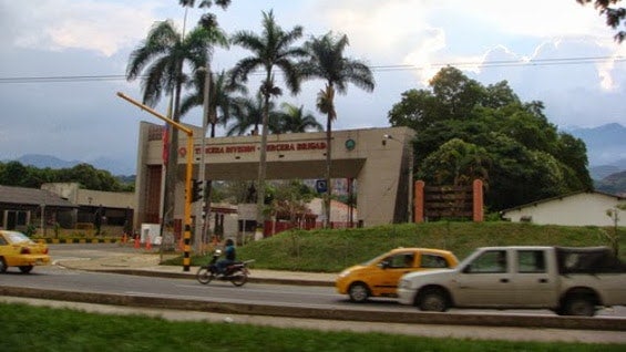 Las autoridades señalan que a dos personas que se movilizaban en una motocicleta AKT roja como los responsables del ataque.