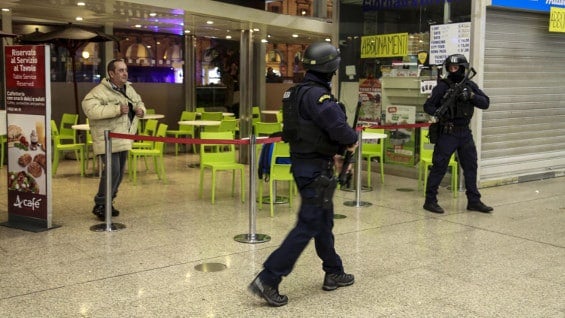 Las autoridades evacuaron el lugar y lo revisaron para descartar cualquier amenaza. Foto: EFE.