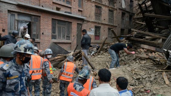 Los hospitales se han visto desbordados por el desastre. Foto: AFP.