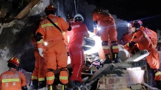 FOTO: Socorristas atienden a los afectados por el terremoto