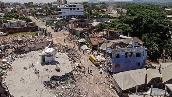 Vista aérea de Pedernales, una de las ciudades más afectadas por el terremoto en Ecuador. Foto: AFP.