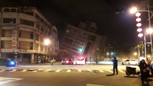 Los familiares de los atrapados siguen frente al edificio las labores de rescate. Foto: EFE