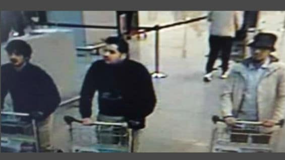 Una imagen captada por cámaras de seguridad del aeropuerto de Zaventem sería una prueba clave para establecer a los autores del atentado de este martes en Bruselas, Bélgica. Foto www.lesoir.be