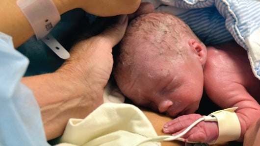 El hijo de la mujer de 31 años, nació por cesárea, en perfecto estado de salud. Foto. AFP