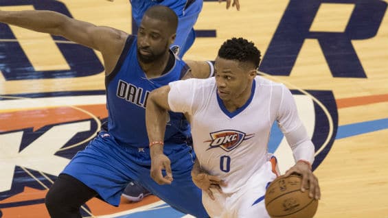 La victoria permitió a los Thunder lograr el pase a las semifinales en las que se enfrentarán a partir del sábado a los Spurs de San Antonio. Foto Agencia AFP