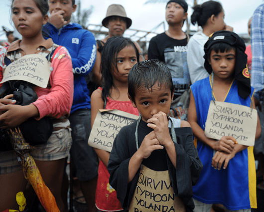 Tras el paso del tifón, miles de niños perdieron a sus padres. Foto: AFP.