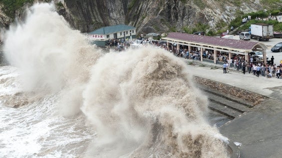 Las personas fueron evacuadas de forma preventiva. Foto: AFP.